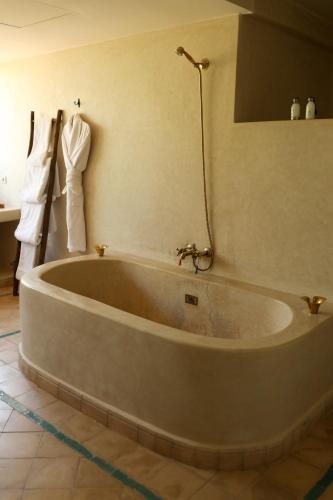 Deluxe Double or Twin Room image 2