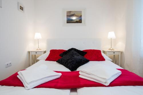 1 queen bed, 1 sofa bed