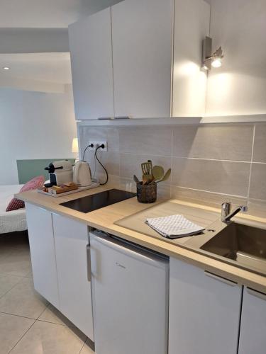 Kitchen, Studio d'Hotes les Libellules in Castelnau-le-Lez