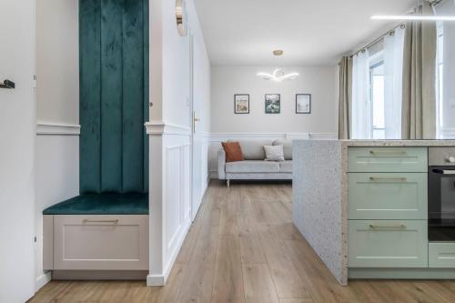 Nowoczesny apartament z balkonem i widokiem na miasto