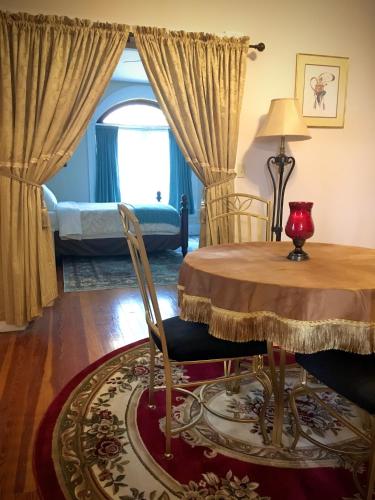 Historic Upstairs Apartment in Bellevue, USA