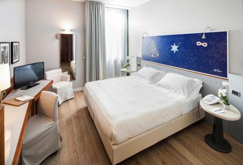 1 queen bed, 1 twin bed