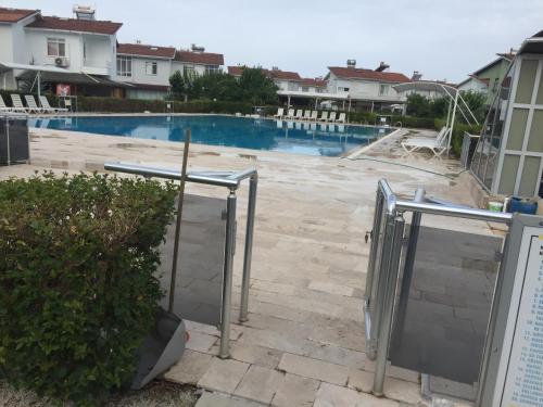 Peldbaseins, Duplex Villa with Shared Pool & Private Garden in Dikili in Cumhuriyet Mahallesi