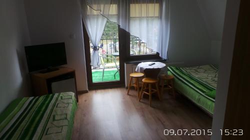 1 twin bed, 1 sofa bed
