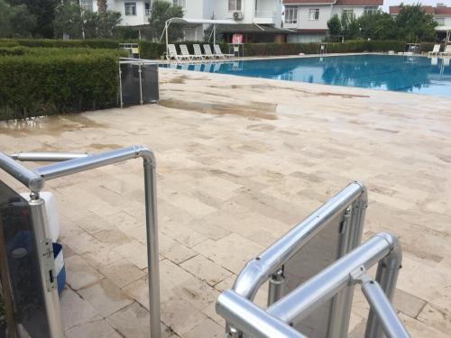 Peldbaseins, Duplex Villa with Shared Pool & Private Garden in Dikili in Cumhuriyet Mahallesi