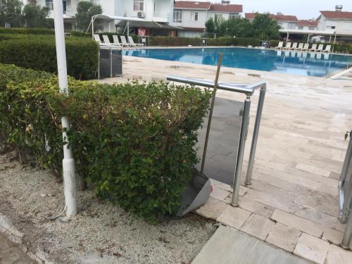 Peldbaseins, Duplex Villa with Shared Pool & Private Garden in Dikili in Cumhuriyet Mahallesi