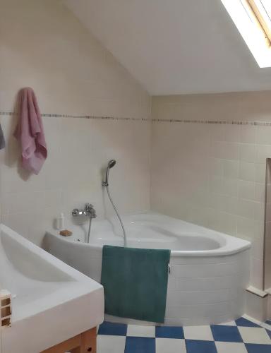 Fürdőszoba, Maison spacieuse avec sauna à Héricy de 230 m² (Maison spacieuse avec sauna a Hericy de 230 m²) in Vulaines-sur-Seine