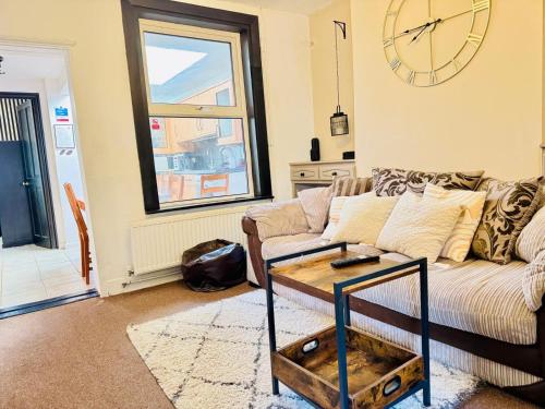 Lovely Dog Friendly, 3 Bed Home Sleeps 8, with Parking & Fenced Garden WORK CONTRACTOR LEISURE, JASPER gîte à louer Cambridge Castle