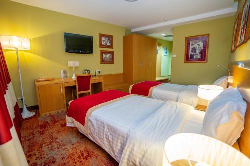 Twin Room image 10