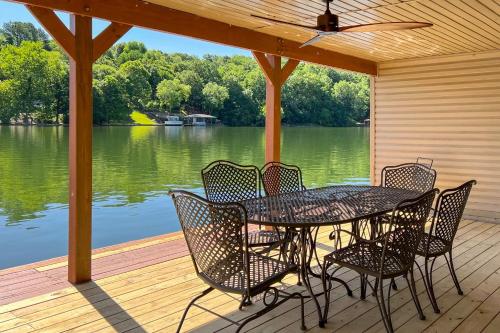 Home in Bella Vista with Deck and Lake Windsor Views!, Bella Vista (fotografie 2)