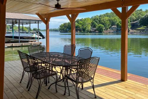 Bella Vista Home with Deck and Lake Windsor Views! - image 3
