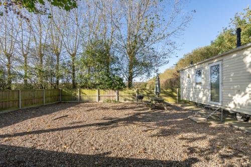 Dārzs, The Pollywiggle, Waxham, nr Sea Palling, Dog friendly, Private path to the beach in Sea Palling