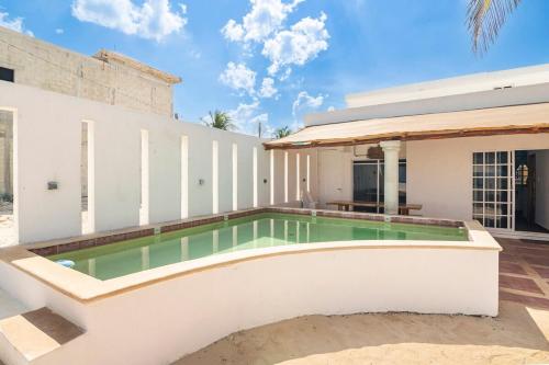 Casa para descansar y disfrutar la vida en el mar in Chuburná, Mexico