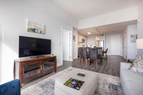 Luxury 2 BR Apt with Gym Luxury 2 BR Apt with Gym