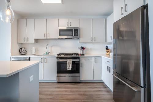 Luxury 2 BR Apt with Gym Luxury 2 BR Apt with Gym