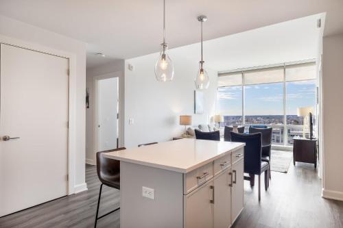 Luxury 2 BR Apt with Gym Luxury 2 BR Apt with Gym