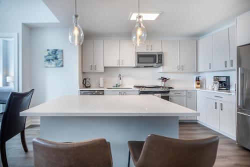 Luxury 2 BR Apt with Gym Luxury 2 BR Apt with Gym