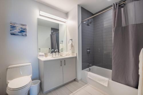 Luxury 2 BR Apt with Gym Luxury 2 BR Apt with Gym