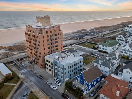 Escape to Raleigh Ave Glamour - Steps to the Beach in Atlantic City, USA