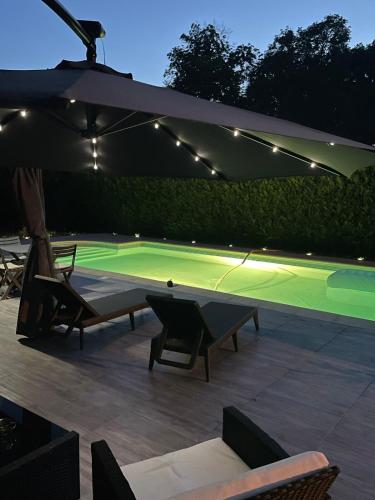 Hotelli välisilme, BY NEPTUNE - La Maison Courtenay Piscine Privée, Événement autorisé (BY NEPTUNE - La Maison Courtenay Piscine Privee, Evenement autorise) in Savigny-sur-Clairis