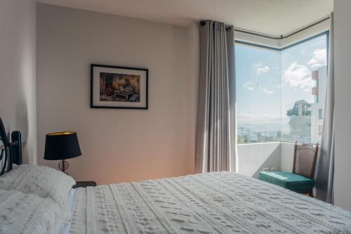 Spacious and bright depark in Quito in รูมิปัมบา