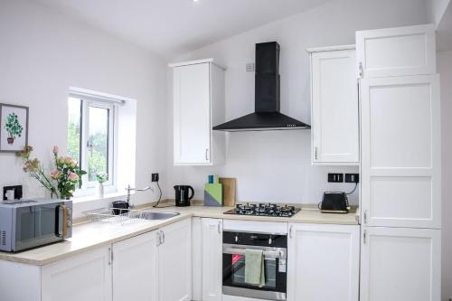 Three Bedroom House by Brookland Stays Serviced Accommodation Short Lets Manchester with Free WiFi in Bolton