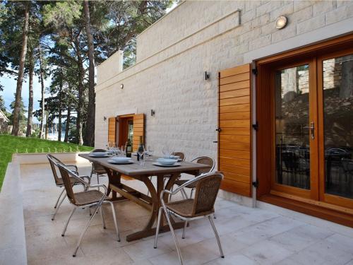 Private luxury Villa BIANCO on Solta for up to 10 persons, heated pool, free parking, very close to the beach! FREE Kajak & Mountainbikes, GREAT living area & privacy!