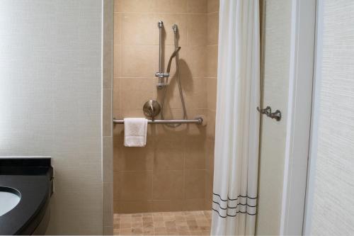 King Room with Roll-in Shower - Mobility Accessible