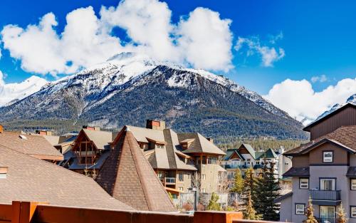 酒店周边, 集团猎鹰峰山林小屋酒店 (Falcon Crest Lodge by CLIQUE) in 坎莫尔(AB)