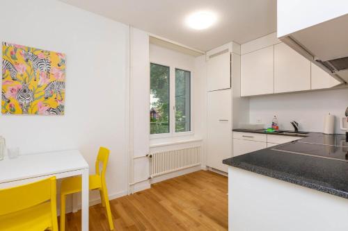 KAYA Zurich Apartment SAPPHIRE - Downtown 2BR Deluxe Apt - image 3