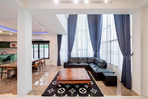 Green Beach Pool Villa Pattaya in Nong Pla Lai