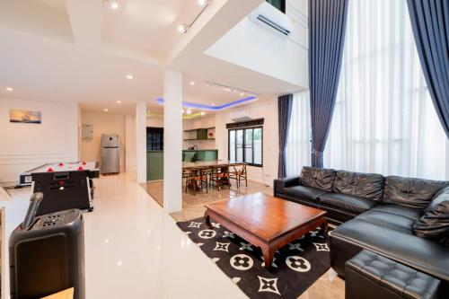 Green Beach Pool Villa Pattaya in Nong Pla Lai