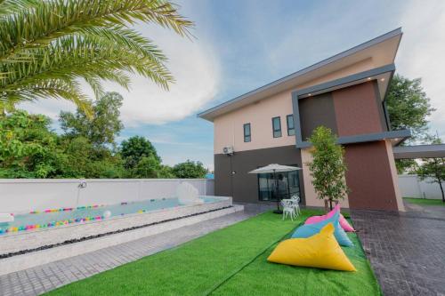 Green Beach Pool Villa Pattaya in Nong Pla Lai