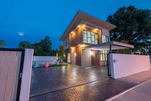Green Beach Pool Villa Pattaya in Nong Pla Lai