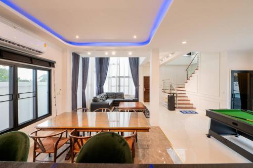 Green Beach Pool Villa Pattaya in Nong Pla Lai