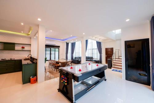 Green Beach Pool Villa Pattaya in Nong Pla Lai