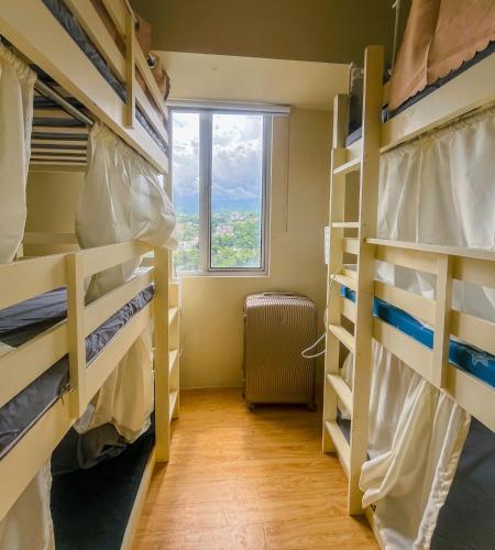 Bed and Pool in Hostel Apartment Avida Towers Cebu IT Park, Cebu (photo 4)
