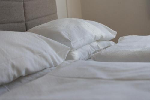 1 queen bed, 1 twin bed