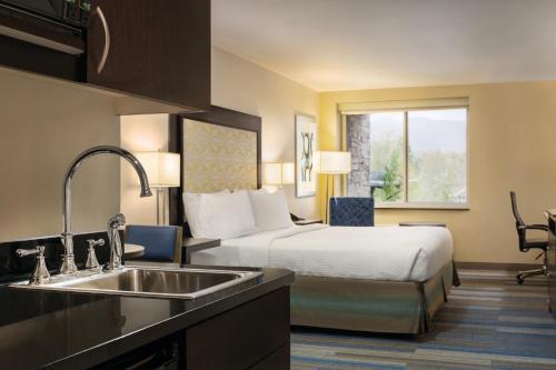 Standard King Room image 3