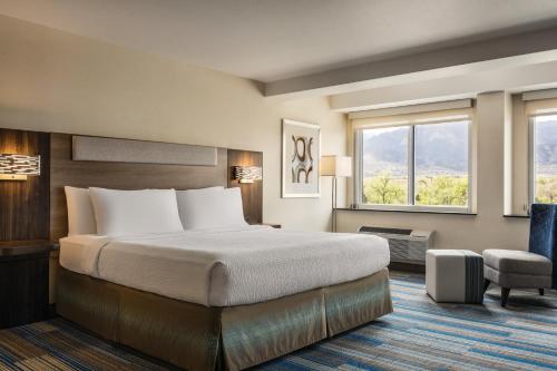 Holiday Inn Express & Suites Colorado Springs Central By IHG - image 3