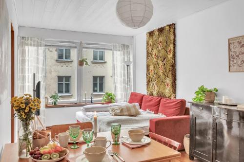 Design District w Free Parking Garage, Balcony, Netflix, 200m tram&bus