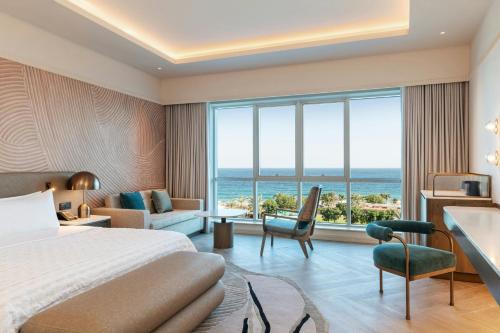 Renovated Executive King, Club lounge access, Deluxe Guest room, 1 King, Sofa bed, Balcony