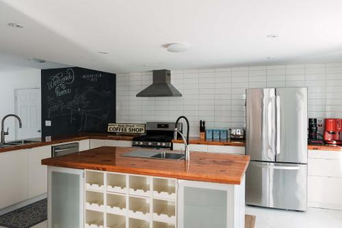 Bloomfield Bliss - Hot Tub and Walking Distance to Park ST-2019-0220 in Prince Edward (ON)
