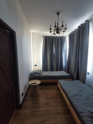 3 twin beds