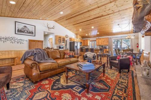 TimberWood Cabin- 3 Bdr - 2 Bth - Big Game room - Prime Location in Big Bear Lake