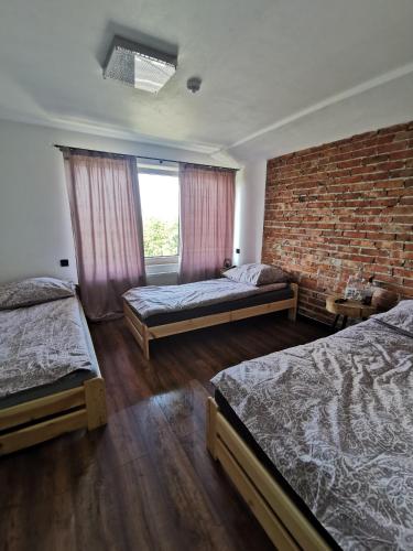 4 twin beds