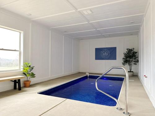 2 Cabins Sleeps 28 8BedRoom Pool Hot Tub Game Room