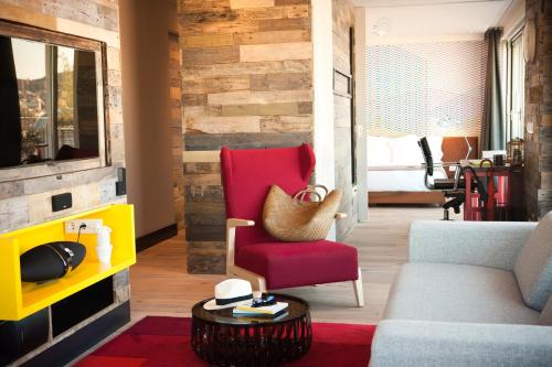 room detail thumbnail 2