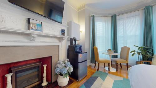 Walk To Fenway, Longwood Medical, Large Pvt Room in Brookline, USA