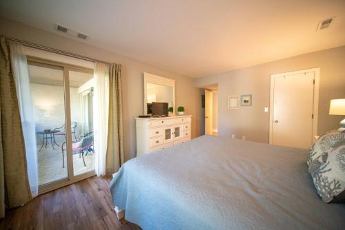 New Finishing Touches Added ! Walk to The Salty Dog South Beach Sleeps 4 Sea Pines New Finishing Touches Added ! Walk to The Salty Dog South Beach Sleeps 4 Sea Pines